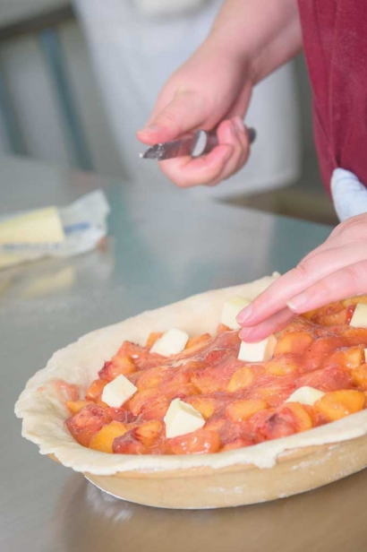 filling pie with peaches